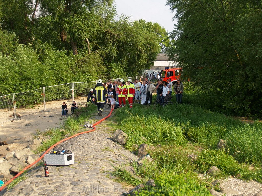 Kleine Yacht abgebrannt Koeln Hoehe Zoobruecke Rheinpark P172.JPG
